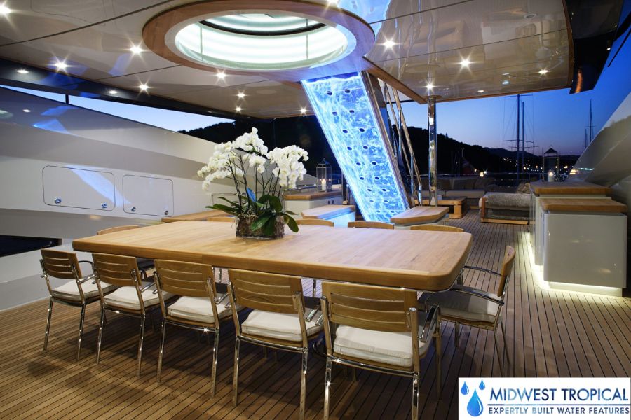 ヨットの階段下のバブルパネル