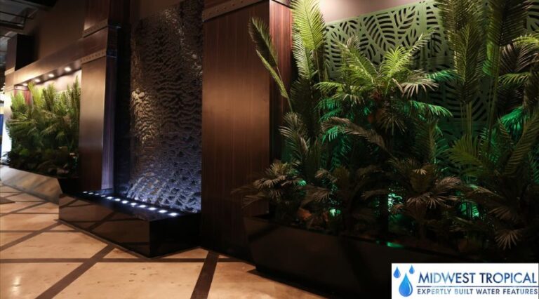 フロリダ州ウェストパームビーチのAmped Fitnessにある、反射プール付きのブラックスコアウォーターウォール