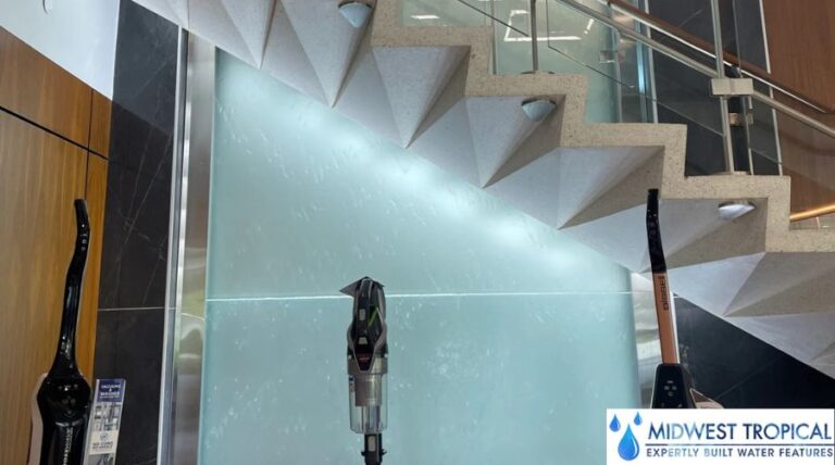 ミシガン州ウォーカー・グランドラピッズにあるBISSELLグローバル本社向け、すりガラスの酸エッチングウォーターウォール