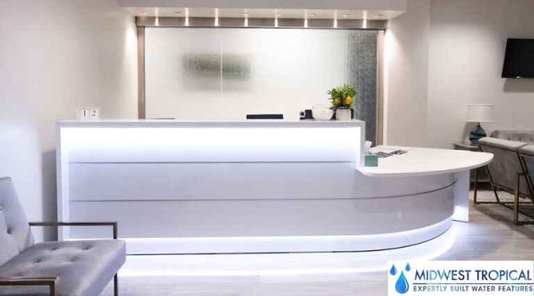 アリゾナ州フェニックスのセレニティ・メンタルヘルスにあるレイン・グラス・ウォーター・ウォール