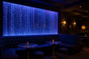 キャバクラの内装デザインに設置された大型バブルウォール、青紫のLED照明で高級感を演出する差別化されたメインフロア空間