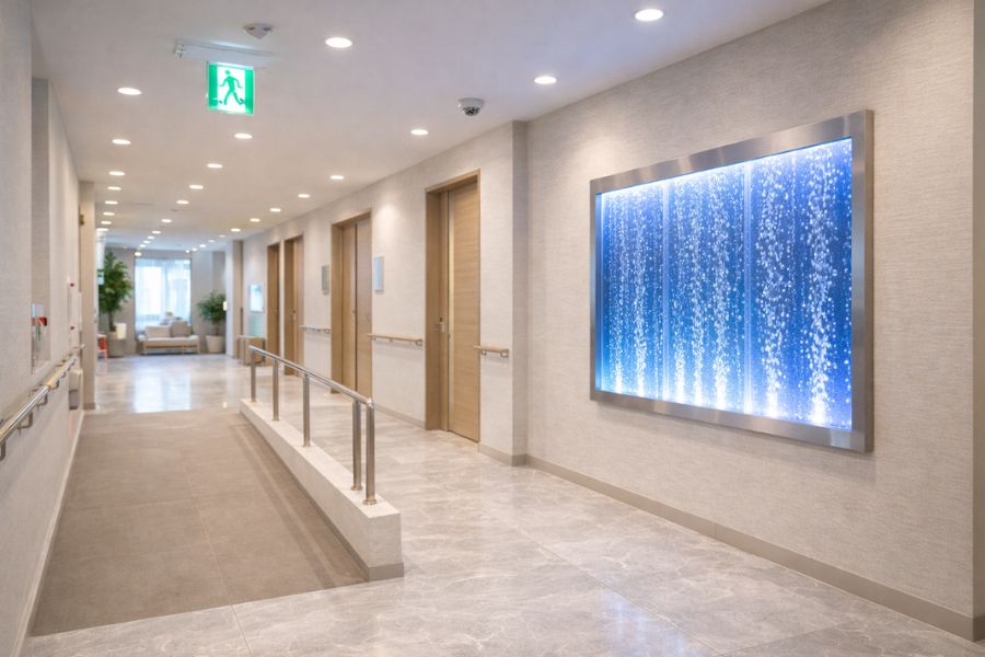 法令に準拠したバリアフリー設計と安全設備を備えたクリニックエントランス