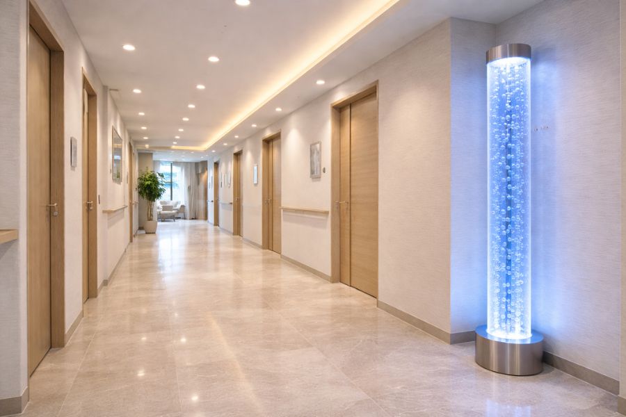 バリアフリー対応のクリニック廊下とバブルポールによる空間演出