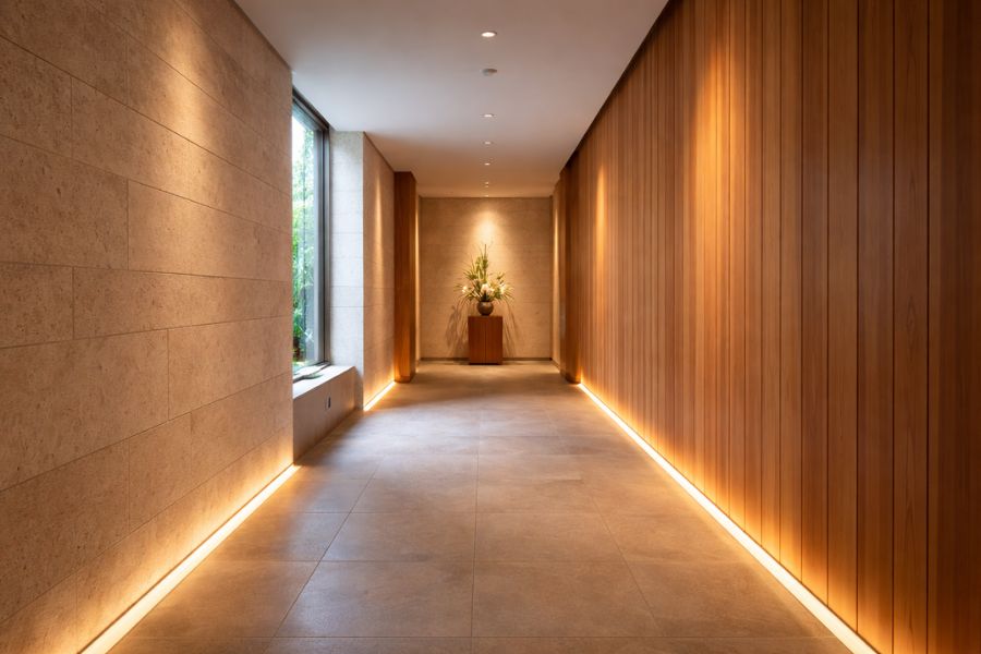 天然石と無垢材で構成されたナチュラルスパの廊下に朝の柔らかな自然光が差し込む